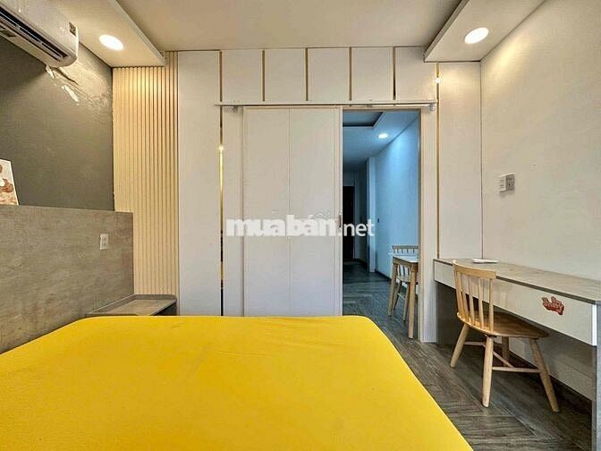 Căn hộ 1PN, phòng khách rộng có sofa, full nội thất, gần Landmark,Q1,3