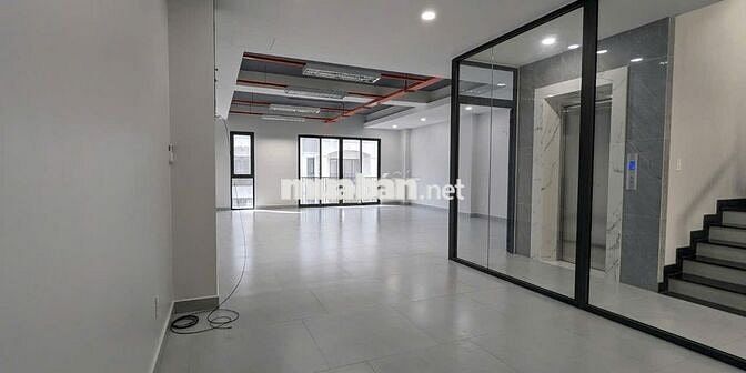 Văn phòng 85m2 sàn trống Vạn Phúc, có t.máy máy lạnh hầm xe. Chỉ 13 tr