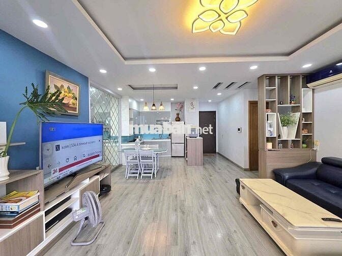Cho thuê căn 2PN.2WC phòng khách rộng nhà mới ở ngay toà sân bay