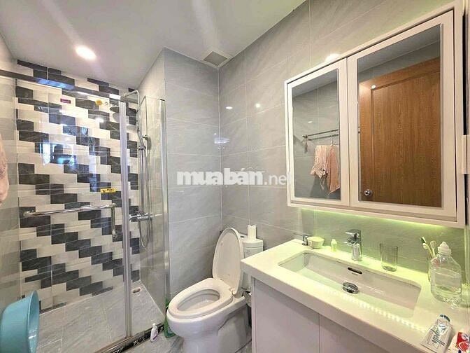 Cho thuê căn 2PN.2WC phòng khách rộng nhà mới ở ngay toà sân bay