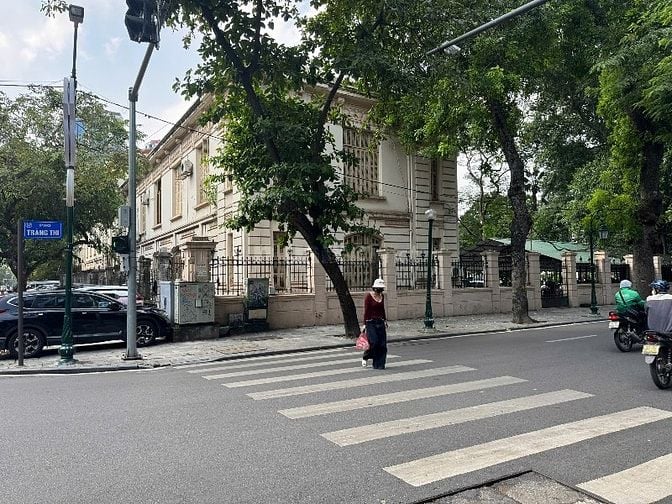 Bán nhà mặt phố Tràng Thi VIP, lô góc 219m2, mặt tiền 19.8m, 215 tỷ
