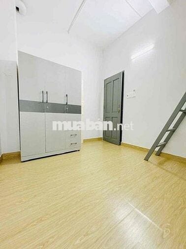 Gác full nội thất, rộng rãi ở 3-4 bạn, có thang máy, hầm xe, mặt tiền