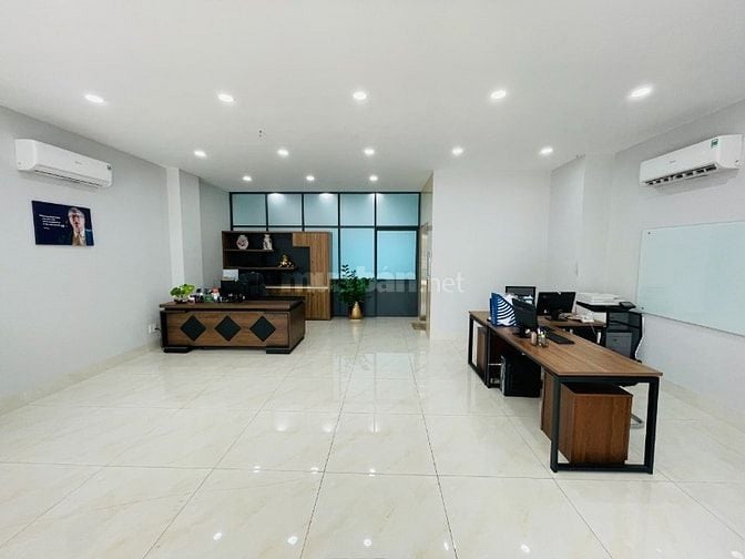 mặt bằng tầng trệt, vị trí đẹp, có chổ đậu oto, bàn giao cơ bản