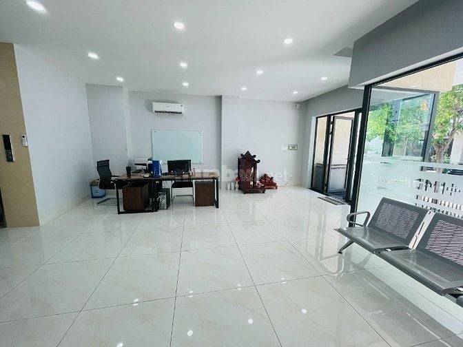 mặt bằng tầng trệt, vị trí đẹp, có chổ đậu oto, bàn giao cơ bản