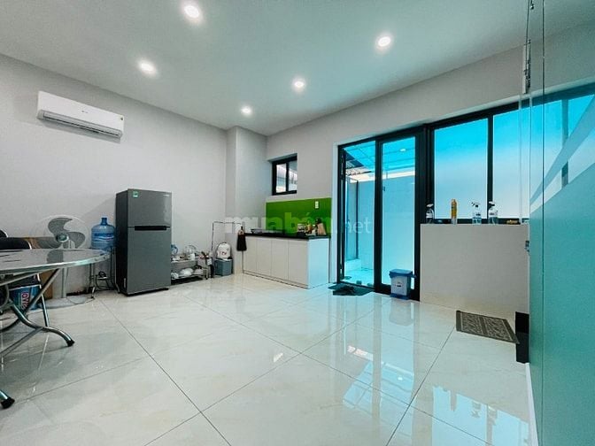 mặt bằng tầng trệt, vị trí đẹp, có chổ đậu oto, bàn giao cơ bản