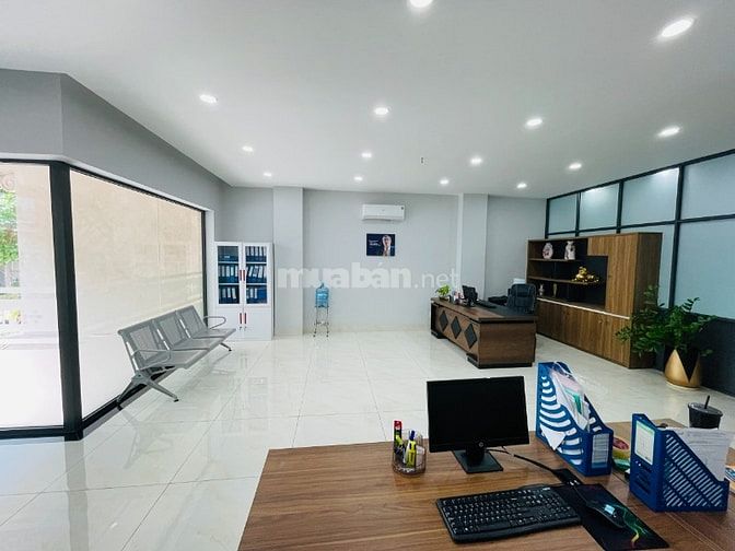 mặt bằng tầng trệt, vị trí đẹp, có chổ đậu oto, bàn giao cơ bản