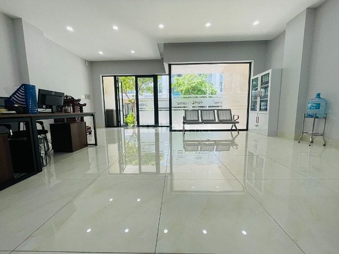 mặt bằng tầng trệt, vị trí đẹp, có chổ đậu oto, bàn giao cơ bản