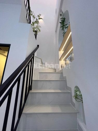 Hạ giá bán nhà mới 100% nội thất châu âu sổ riêng hoàn công đầy đủ