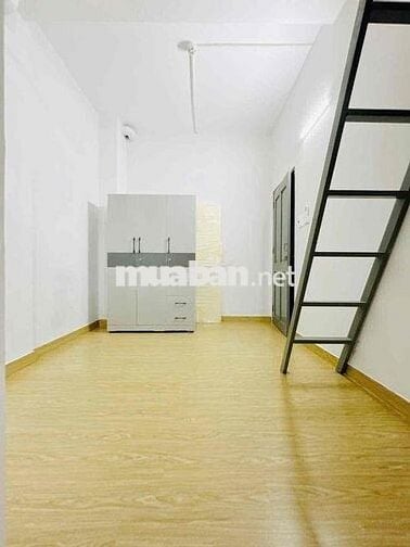Gác full nội thất, rộng rãi ở 3-4 bạn, có thang máy, hầm xe, mặt tiền