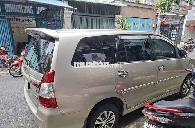 Anh mình bán Inova2015 số sàn, ~100kkm,xe gia đình