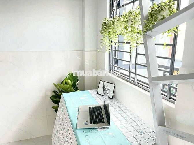 PHÒNG TRỌ BAN CÔNG Ở LIỀN ĐẦY ĐỦ NỘI THẤT, RỘNG 27M², KHÔNG CHUNG CHỦ