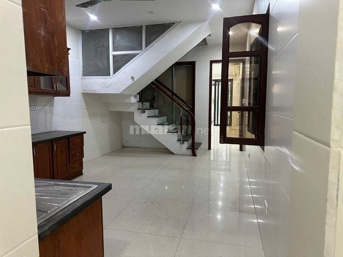 Bán nhà mặt phố Yên Lạc, phường Vĩnh Tuy, thoáng trước sau, ngõ thông.