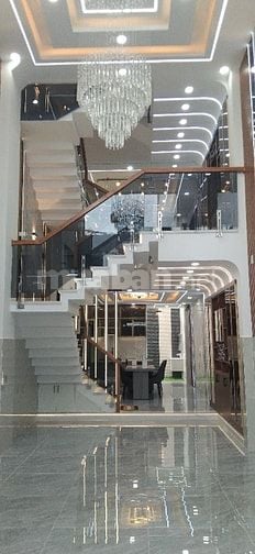 Nhà 5 Tấng.DTS:300m2.Giá hơn 8 tỷ.Đường Nguyễn Ánh Thủ,TPHCM 