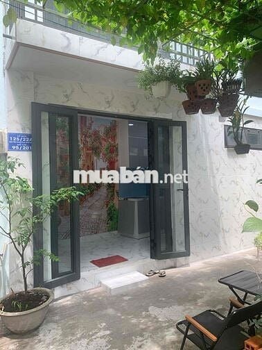 nhà 1 trệt 2 lầu 2 phong ngu 2 tollet  1 sân thuong