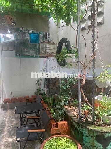 nhà 1 trệt 2 lầu 2 phong ngu 2 tollet  1 sân thuong