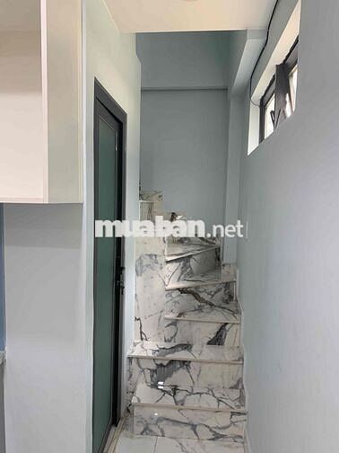 nhà 1 trệt 2 lầu 2 phong ngu 2 tollet  1 sân thuong
