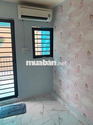 nhà 1 trệt 2 lầu 2 phong ngu 2 tollet  1 sân thuong