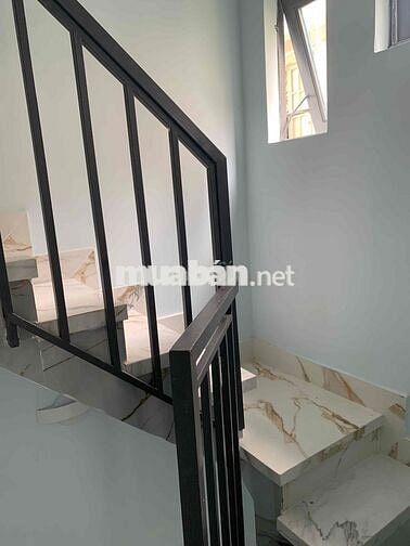 nhà 1 trệt 2 lầu 2 phong ngu 2 tollet  1 sân thuong