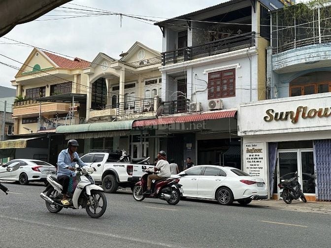 Anh về Úc bán nhà mặt tiền cách chợ ĐP chưa tới 900m