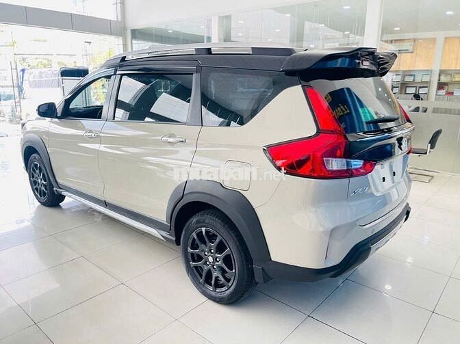 Suzuki XL7 7 chỗ, màu trắng ngà nóc đen