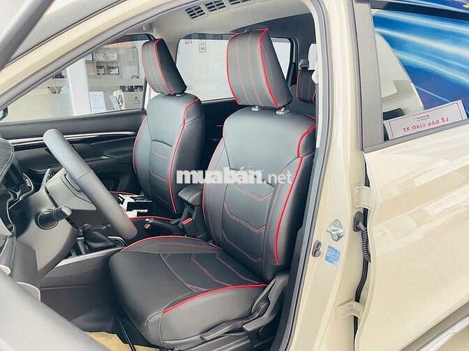 Suzuki XL7 7 chỗ, màu trắng ngà nóc đen
