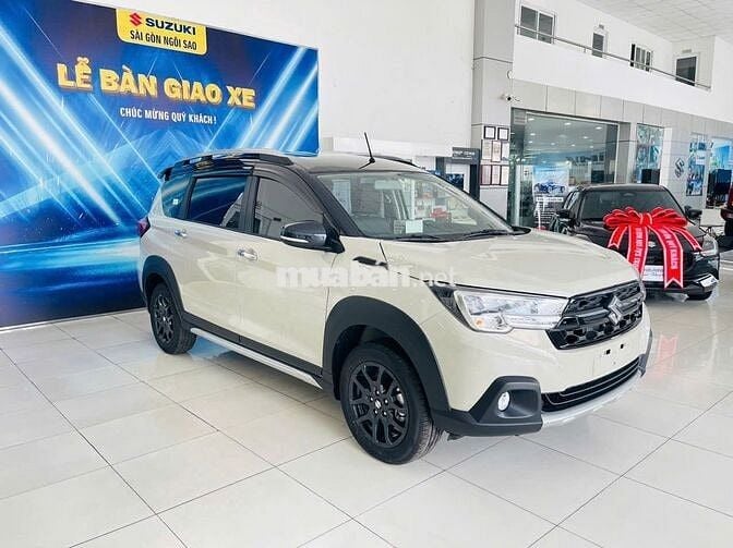 Suzuki XL7 7 chỗ, màu trắng ngà nóc đen