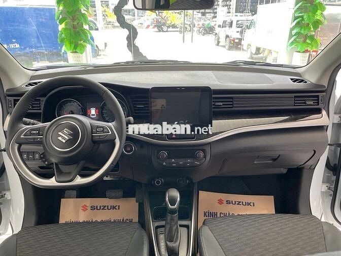 Suzuki XL7 7 chỗ, màu trắng ngà nóc đen