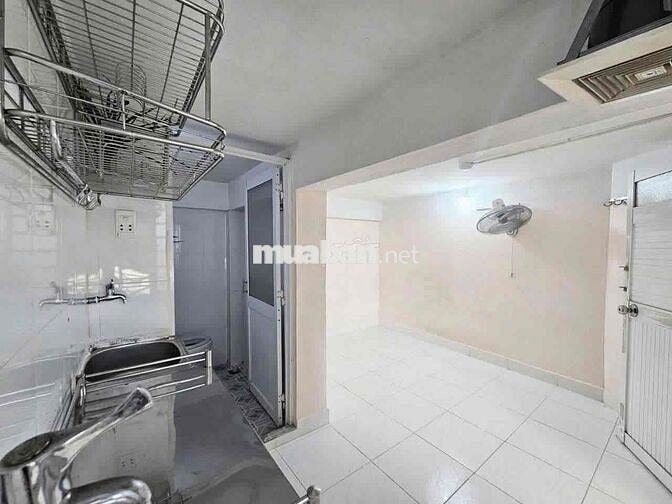 PHÒNG TRỌ SINH VIÊN GIÁ RẺ CÓ THANG MÁY BẢO VỆ CỬA SỔ TRỜI ĐƯỜNG ÂU CO