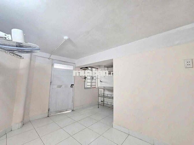 PHÒNG TRỌ SINH VIÊN GIÁ RẺ CÓ THANG MÁY BẢO VỆ CỬA SỔ TRỜI ĐƯỜNG ÂU CO
