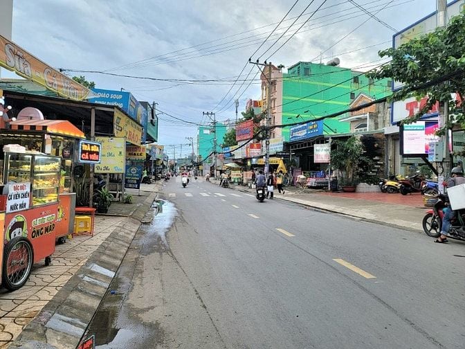 Chú Mười cần bán căn nhà nát MT đường Trần Văn Mười Hóc Môn 1 TỶ 250