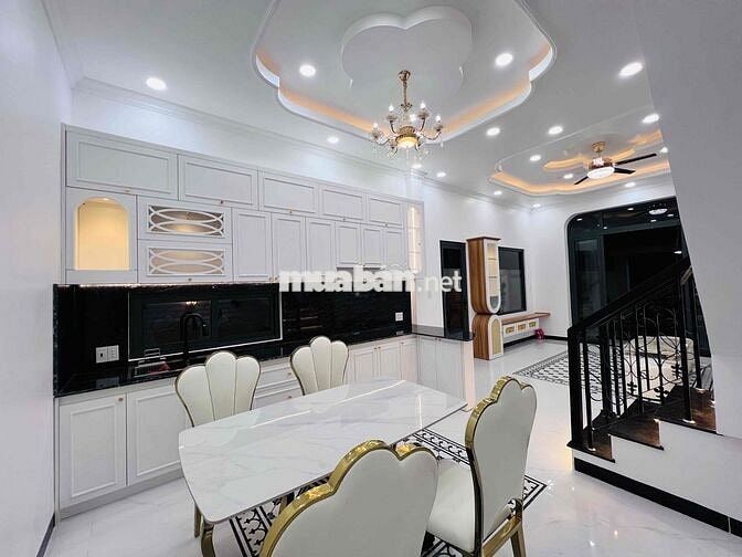 sieu phẩm nhà Tân Cổ Điển TRUNG AN, Sân oto, sân vườn đủ công năng