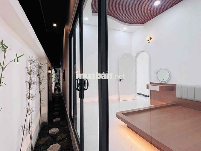 sieu phẩm nhà Tân Cổ Điển TRUNG AN, Sân oto, sân vườn đủ công năng