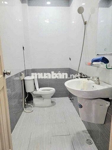 Nhà 100m2 , 1 trệt 1 lầu , 2 pn , hxt , giá tốt