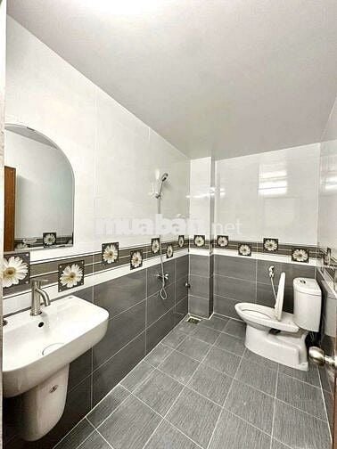Nhà mới xây 2pn 2 máy lạnh Hẻm Nguyễn Văn Cừ