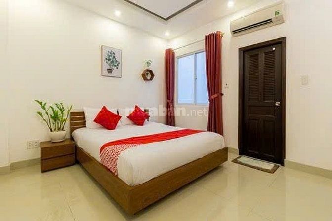 Khách sạn Nguyễn Minh Hoàng (K300). DT 4.2x17m, hầm 6 tầng