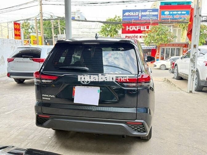 Toyota Innova 2025 Cross 2.0 CVT - 11,000 km.