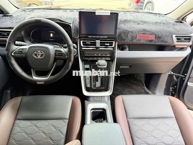 Toyota Innova 2025 Cross 2.0 CVT - 11,000 km.