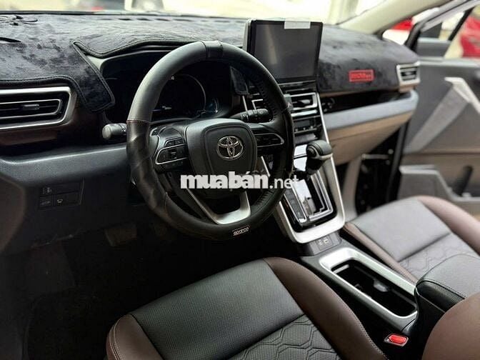 Toyota Innova 2025 Cross 2.0 CVT - 11,000 km.