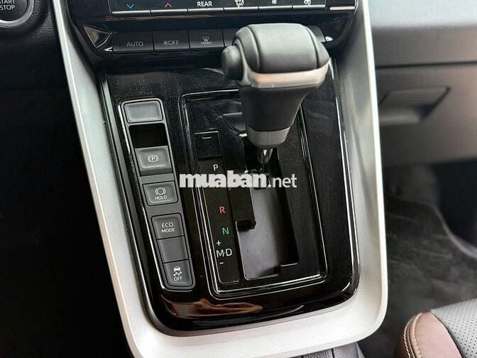 Toyota Innova 2025 Cross 2.0 CVT - 11,000 km.