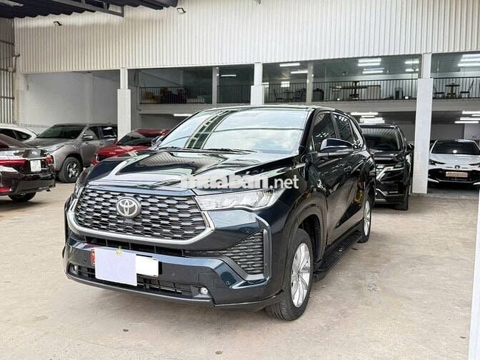 Toyota Innova 2025 Cross 2.0 CVT - 11,000 km.