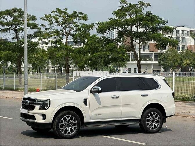 Everest Titanium 4x4 AT đẹp xuất sắc đi 20.000km