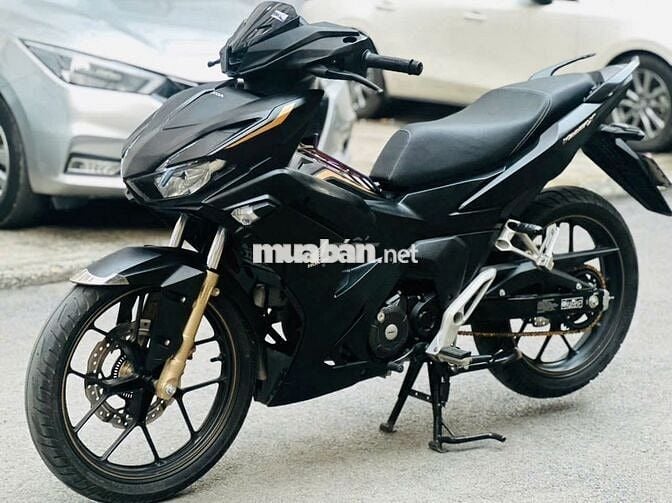 Xe máy Honda Winner V4 màu đen côn tay