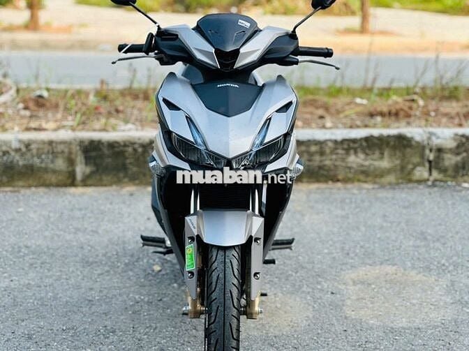Xe máy Honda Winner X màu bạc côn tay