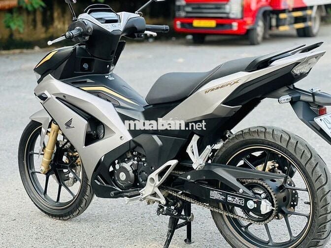 Xe máy Honda Winner X màu bạc côn tay