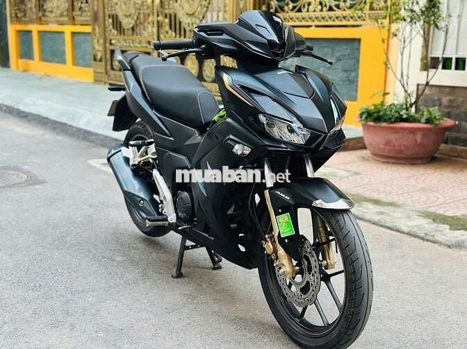 Xe máy Honda Winner V4 màu đen côn tay