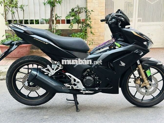 Xe máy Honda Winner V4 màu đen côn tay
