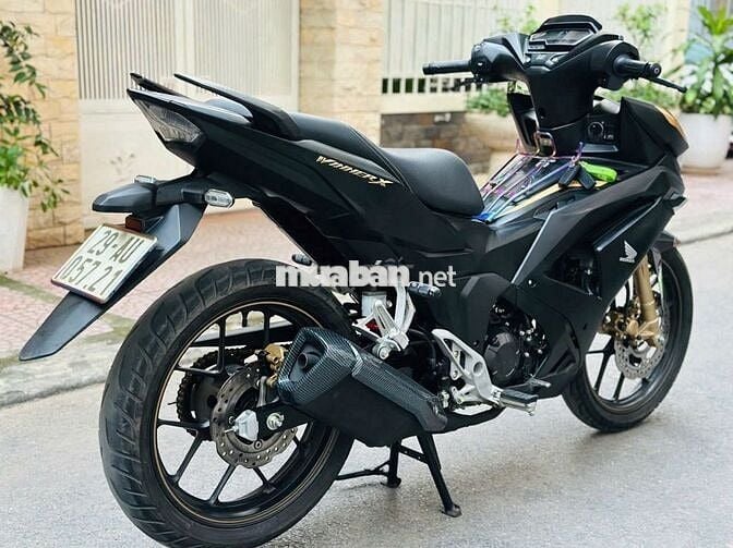Xe máy Honda Winner V4 màu đen côn tay