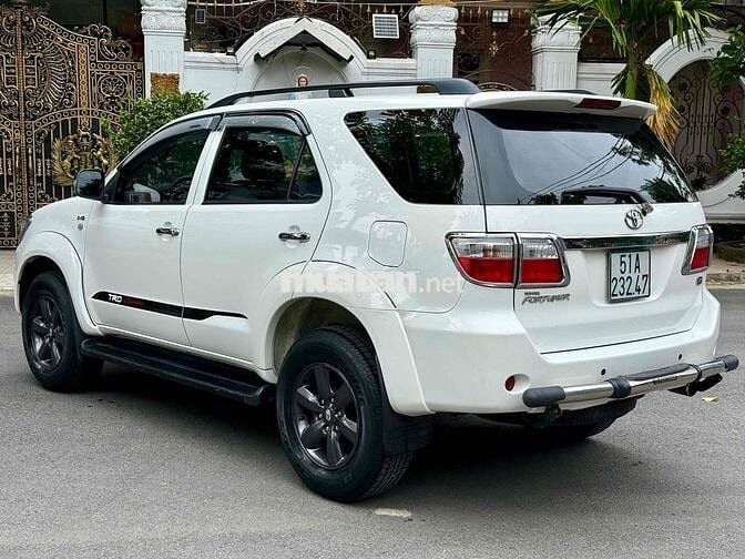 Toyota Fortuner 2011 2.5G dầu số sàn, full ghế nỉ
