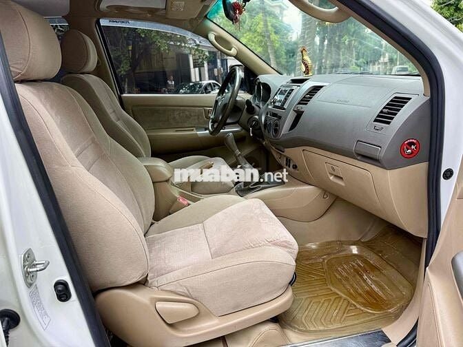 Toyota Fortuner 2011 2.5G dầu số sàn, full ghế nỉ