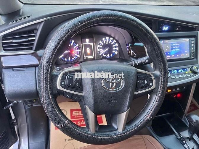 Toyota Innova 2.0G số tự động 2018 màu đồng